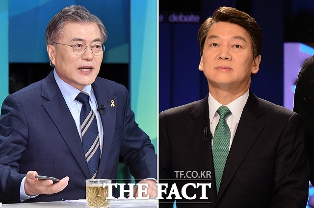 문재인 삼디-안철수 조폭 차떼기! 양강 구도를 형성하며 야권의 대표 대선 주자로 거론되는 문재인 더불어민주당 대선 후보와 안철수 국민의당 대선후보가 연일 팽팽한 기 싸움을 이어가고 있다. /더팩트 DB