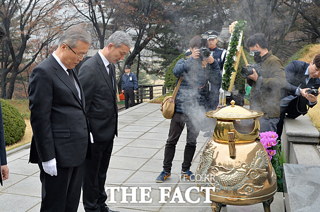 대선 출마를 선언한 김종인 전 대표가 고 이승만 전 대통령 묘역에서 참배하고 있다.