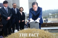 [TF포토] 5.18 민주 묘지 찾은 홍준표 자유한국당 대선 후보