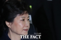  박근혜 2차 조사서도 모든 혐의 부인…檢, 구속시한 연장키로