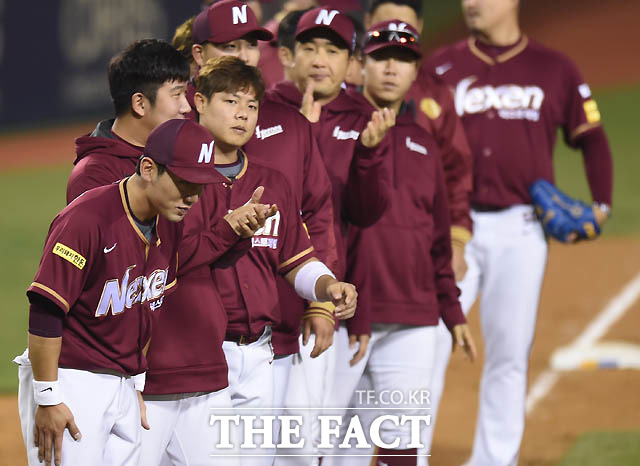 넥센이 7-3으로 두산을 누르고 첫 승을 거둔 가운데 사이클링히트를 기록한 서건창이 두산 선수들이 축하를 받자 인사를 하고 있다.