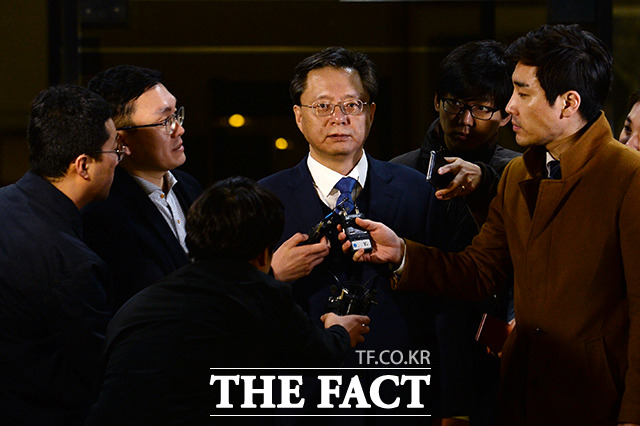 피의자 신분으로 소환조사를 받은 우병우 전 청와대 민정수석비서관이 7일 새벽 검찰청사를 나서고 있다. /서초동=남용희 기자