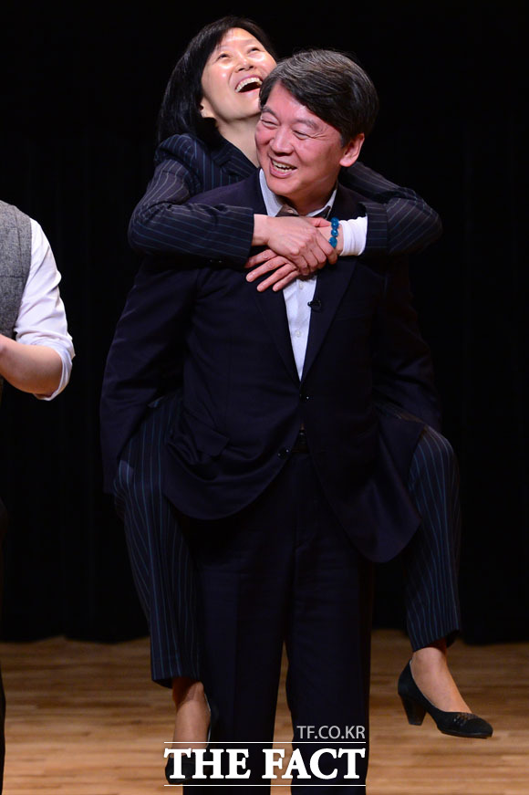 안철수 부인 김미경 교수, 특혜 임용? 안철수 국민의당 대선후보 부인 김미경 서울대 교수가 서울대 임용 과정에서 특혜를 받았다는 의혹이 제기됐다. /더팩트DB