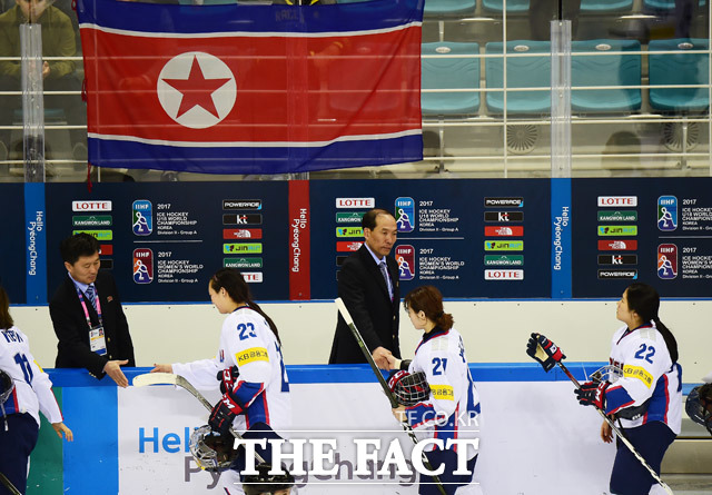 북한 감독과 인사하는 한국 선수들