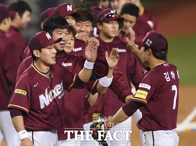 넥센이 7-3으로 두산을 누르고 첫 승을 거둔 가운데 사이클링히트를 기록한 서건창이 동료들과 하이파이브를 나누고 있다.