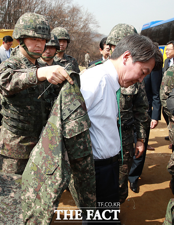 전투복 갈아 입는 안철수 후보