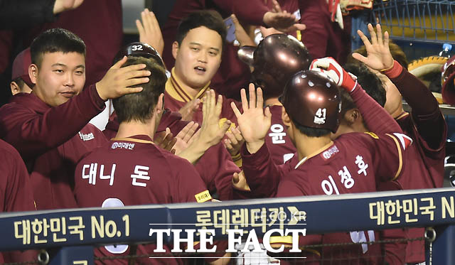 넥센 대니돈이 4회초 2사 만루에서 넥센 박동원이 역전 2타점 2루타 때 득점에 성공한 뒤 동료들의 환영을 받고 있다.