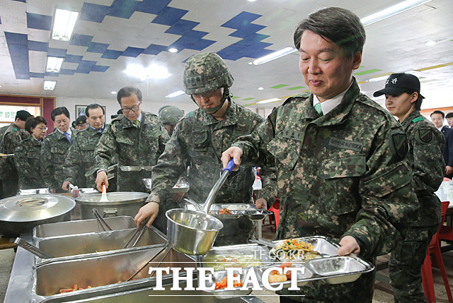 안철수 후보가 식판에 점심 음식을 담고 있다.