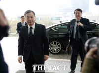 [TF포토] '이재용 부회장 첫 재판일'…법원 들어서는 박영수-윤석열