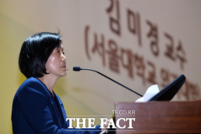 김미경 교수는 이날 축사에서 안 후보의 보건복지 분야 공약을 소개하며 안 후보는 국가연구개발분야에서 부족했던 보건복지 공공분야 과학 인원을 대폭 확충해서 파킨슨병 휘귀난치 칠환 연구를 높이겠다고 했다고 말했다. /남윤호 기자