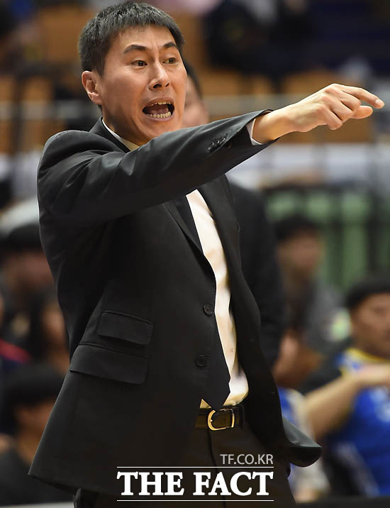 삼성 이상민 감독이 경기 중 큰소릴로 작전을 지시하고 있다.