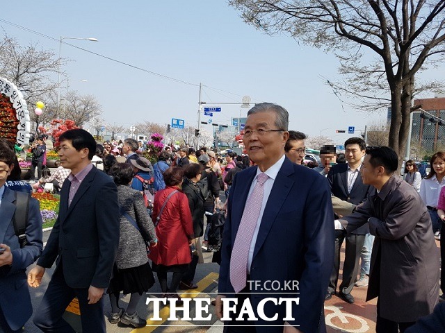 김종인 대통령 후보는 7일 오후 서울 여의도 윤중로에서 벚꽃 구경을 나온 시민들을 만났다. /변동진 기자