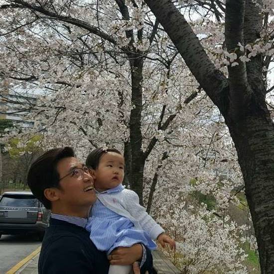 안재욱, 행복한 아빠 미소! 안재욱이 9일 SNS에 딸과 함께 벚꽃 나들이에서 찍은 사진을 공개했다. /안재욱 인스타그램