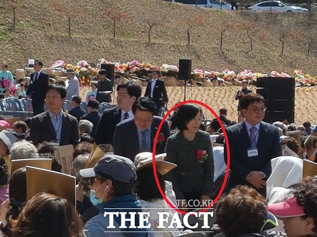 안철수 후보의 부인 김미경 교수가 10일 오전 경기도 성남 분당 대광사에서 열린 미륵보전과 미륵존불 좌불상 낙성식 및 봉안식에 참석했다. /변동진 기자