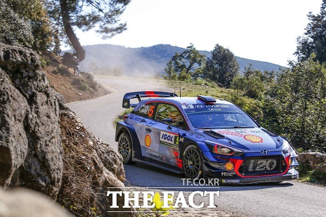 현대자동차 월드랠리팀 소속 티에리 누빌이 지난 6일부터 9일까지 프랑스에서 열린 2017 월드랠리챔피언십(이하 WRC) 4차 대회에서 1위를 차지하며 현대차에 시즌 첫 우승을 안겼다. /현대자동차 제공