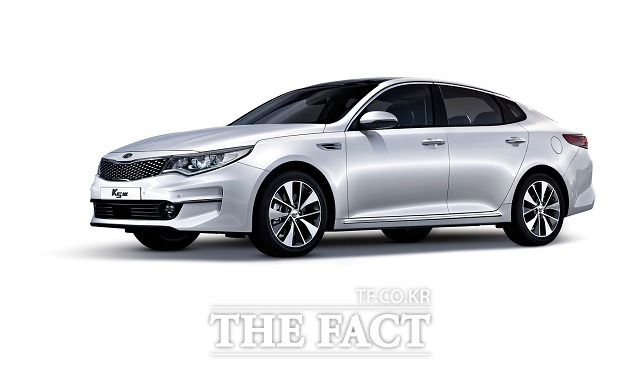 기아차는 기존 K5에 상품성을 대폭 개선한 2018년형 모델도 함께 출시했다.