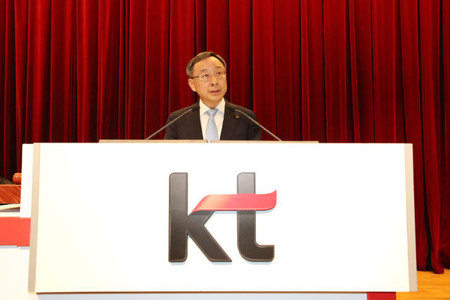 KT는 오는 11일부터 이틀간 서울시 서초구 KT 융합기술원에서 ‘세계이동통신협회(GSMA) 5G 네트워크 가상화 워크숍’을 개최한다. 사진은 황창규 KT 회장. /KT 제공