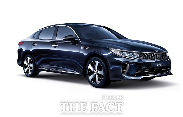 기아자동차가 자사 중형세단 K5 2.0 터보 모델의 주행성능을 대폭 개선한 고성능 모델 K5 GT를 출시했다고 10일 밝혔다. /기아자동차 제공