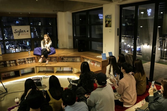 가수 케이시-관객들. 가수 케이시는 7일 소파사운즈 공연에서 쓰담쓰담 드림 침대 위에서 등을 열창했다. /넥스타 엔터테인먼트 제공