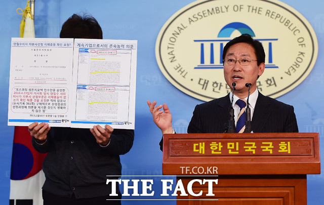 박 의원은 안 후보 측은 공개되지도 않은 이사회 회의록을 운운하며 거짓해명으로 책임을 회피하고 있다고 지적했다./배정한 기자