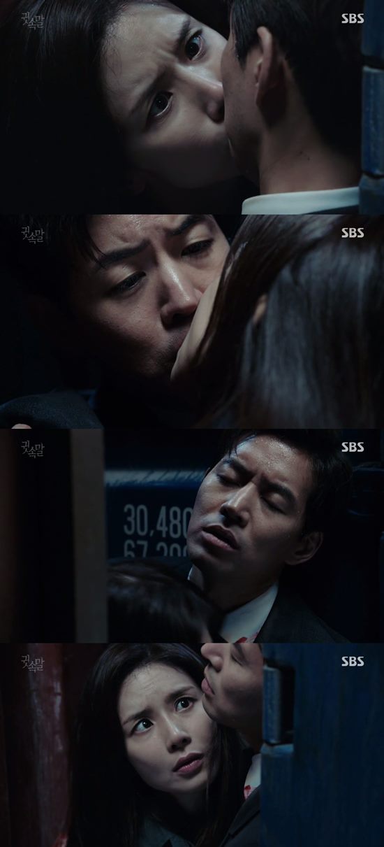 SBS 월화드라마 귓속말에서 이보영(맨 아래)이 이상윤을 구하기 위해 키스했다. /귓속말 방송 캡처