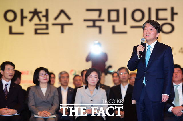 안철수 국민의당 대선후보는 11일 논란이 되고 있는 딸 안설희 씨의 재산을 공개했다. 사진은 안 후보가 이날 오전 서울 여의도 중소기업중앙회에서 열린 차기정부 중소기업 정책 관련 대선후보 강연회에 참석해 강연을 하고 있다. /배정한 기자