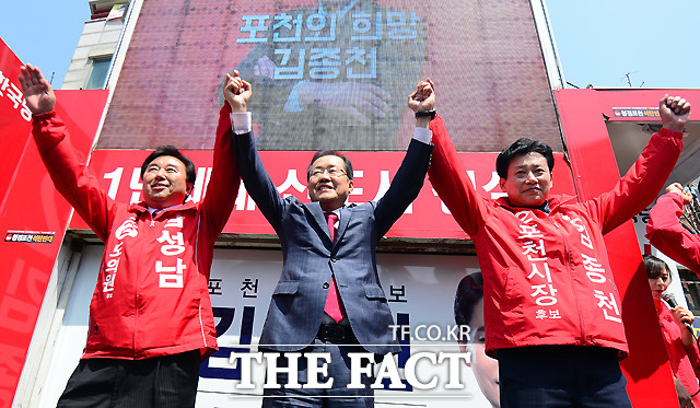 홍준표 자유한국당 대선 후보(가운데)가 11일 오후 경기도 포천시 소흘읍 송우리 송우시장 일대에서 포천시장 보궐선거 김종천 후보의 지원유세를 하고 있다. /포천=이새롬 기자