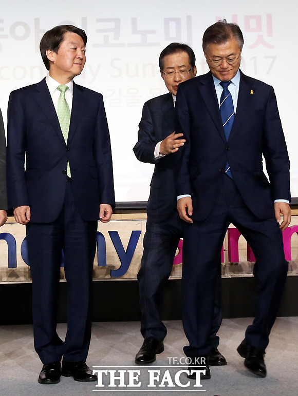 문 후보(오른쪽)과 안 후보(왼쪽)는 12일 오전 여의도 FKI콘퍼런스 센터에서 열린 2017 동아 이코노미서밋에서도 마주쳐 묘한 기류를 보였다. 사진은 문 후보와 안 후보 사이를 파고드는 홍준표 자유한국당 대선후보(가운데). /사진공동취재단