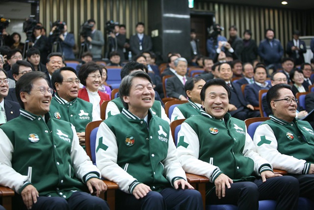 안철수(왼쪽 두 번째) 국민의당 대선후보의 대선 베이스캠프인 국민선거대책위원회가 12일 발족했다. /손학규 페이스북