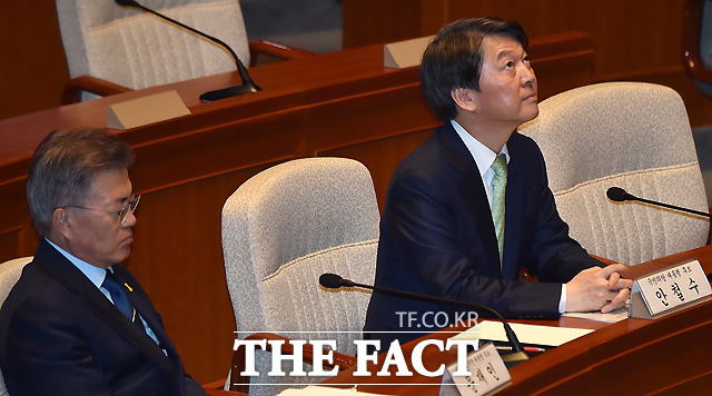 문 후보(왼쪽)와 안 후보는 12일 오후 국회에서 열린 헌법개정특별위원회 전체회의에서도 나란히 자리했다. 두 사람은 이튿날인 13일 오전에도 합동 토론회에서 마주칠 전망이다. /국회=이새롬 기자