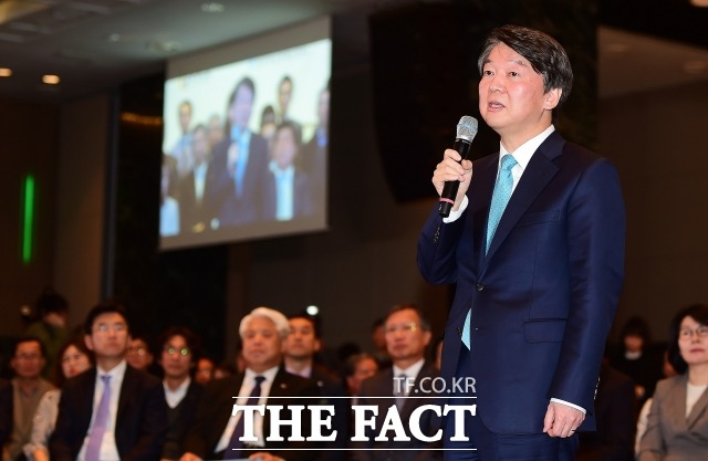 안철수 국민의당 대선후보가 12일 오전 기자들과 만나 단설유치원 설립 자제와 딸 재산 공개 논란에 대해 입을 열었다. /배정한 기자