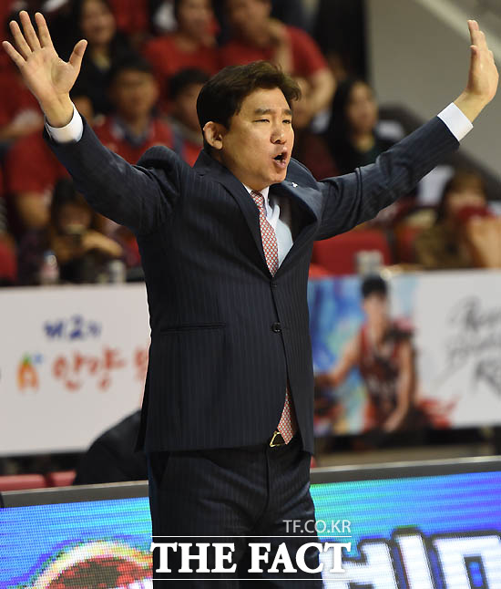 KGC 김승기 감독이 경기 중 작전을 지시하고 있다.