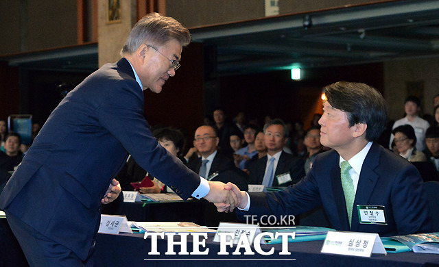 문재인 더불어민주당 대선후보(왼쪽)와 안철수 국민의당 후보가 12일 오전 서울 소공동 롯데호텔에서 열린 2017 한국포럼-대한민국, 어떻게 바꿀 것인가!에서 악수를 했다. /국회사진취재단