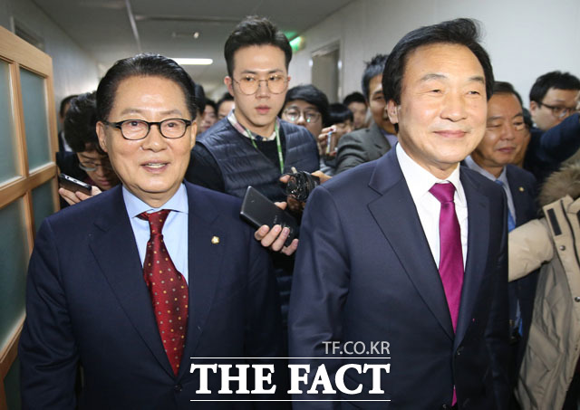 12일 국민의당에 따르면, 국민선대위 상임선대위원장은 박지원(왼쪽) 국민의당 대표와 손학규 전 민주당 대표가 맡게 됐다. /남윤호 기자