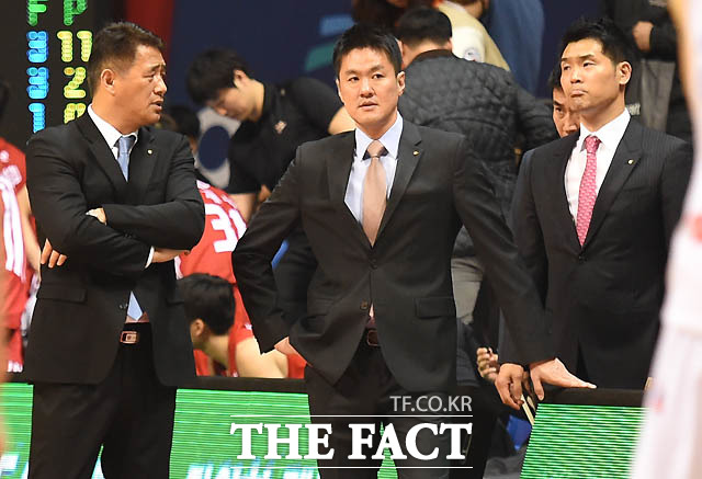 오리온 추일승 감독과 김병철, 조상현 코치가  패색이 짙어진 4쿼터 종료 직전 안타까운 표정으로 코트를 보고 있다.