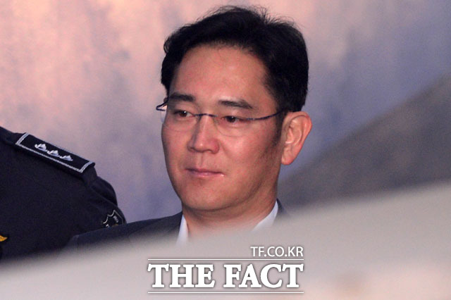 삼성 측 변호인은 이재용 부회장은 2015년 7월 박근혜 전 대통령과 독대 과정에서 최순실의 존재에 대해 알지 못했다라며 삼성에서 최 씨의 존재를 사전에 알고 있었다는 특검의 주장을 전면으로 반박했다. /남윤호 기자