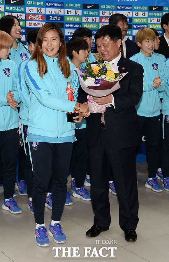 A매치 100경기 출장 기념 축하받는 조소현 선수(왼쪽)