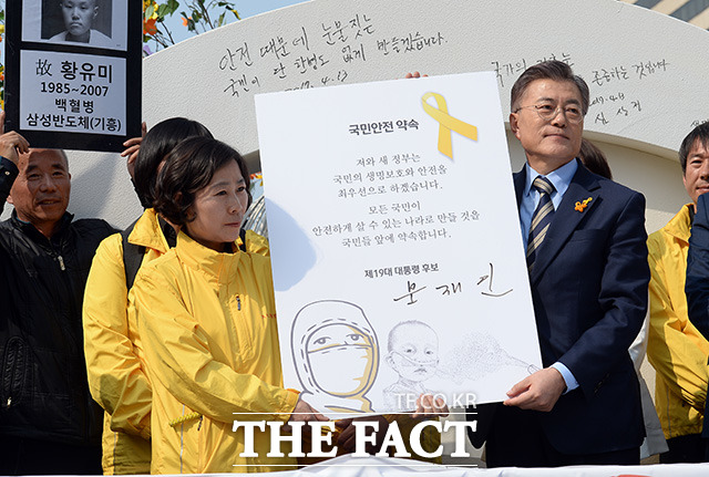 문재인 더불어민주당  대선후보(오른쪽)가 13일 오후 서울 광화문 광장에서 열린 생명 존중 안전사회를 위한 대국민 약속에 참석했다. /광화문=임영무 기자