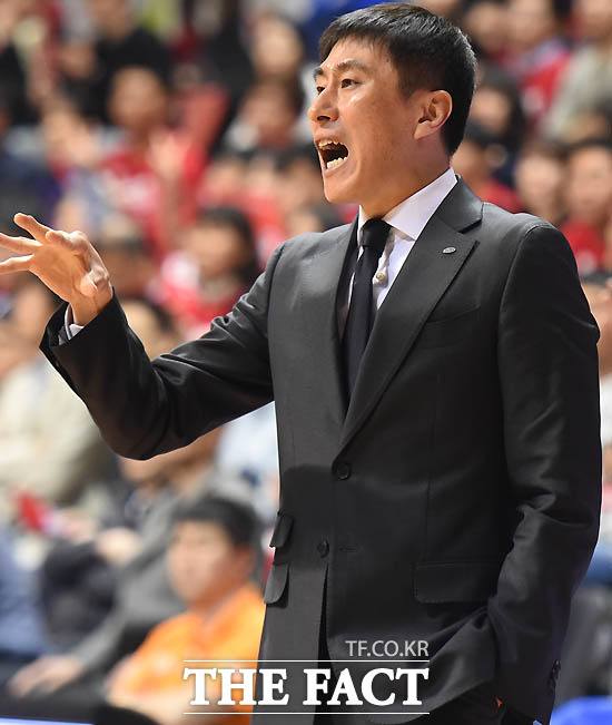 삼성 이상민 감독이 경기 중 작전을 지시하고 있다.