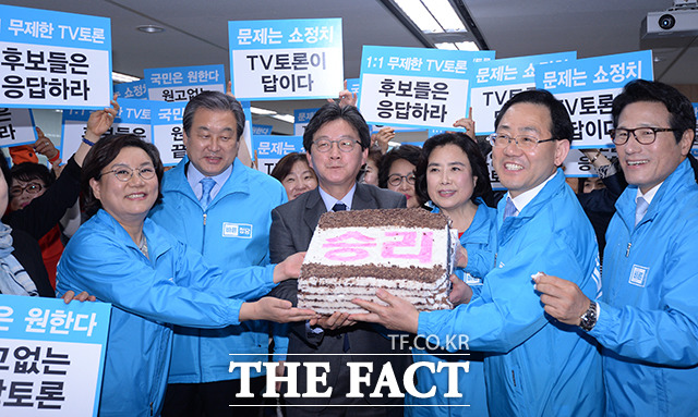 유승민 바른정당 대선후보는 14일 오후 서울 여의도 바른정당 중앙당사에서 열린 자신의 지지 전국여성대회에 참석해 많은 여성 당원들로부터 뜨거운 환호를 받았다. /남용희 기자