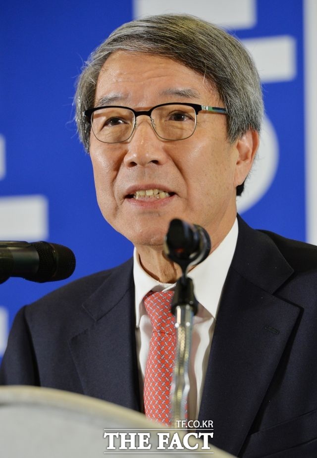 정운찬 전 국무총리는14일 저는 오늘 19대 대통령선거의 대장정을 멈추고자 한다고 불출마를 선언했다. / 이덕인 기자