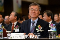  '후보 등록일' 문재인, 반려동물정책 발표·엄홍길과 회동