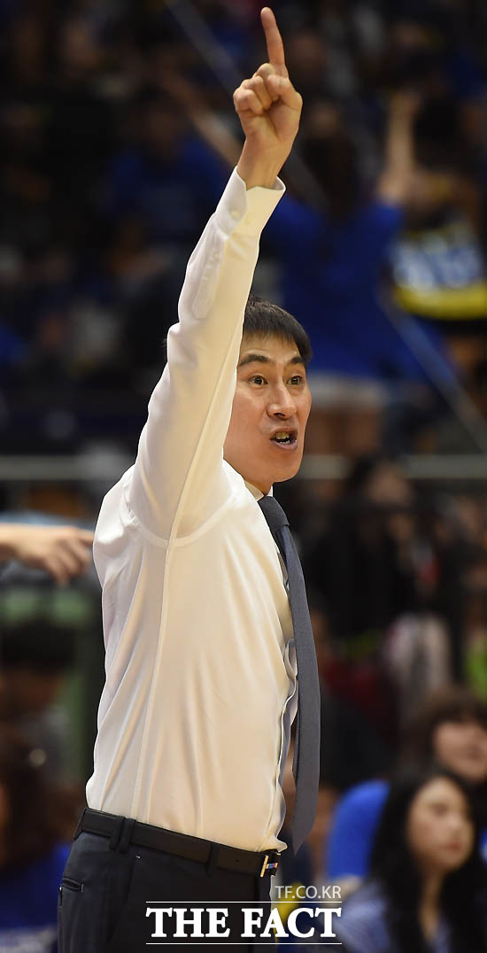 삼성 이상민 감독이 경기 중 작전을 지시하고 있다.