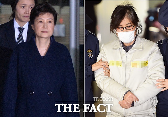 검찰 특별수사본부는 오늘(17일) 비선 실세 최순실과 공모해 뇌물을 수수한 혐의로 박근혜 전 대통령(왼쪽)을 재판에 넘길 것으로 알려졌다.