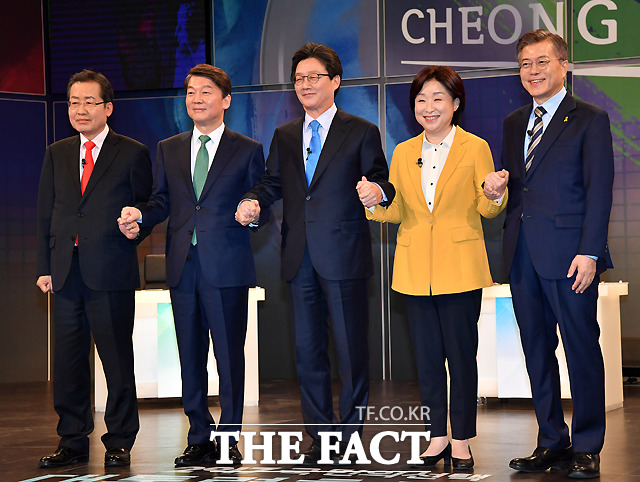 SBS와 한국기자협회가 공동으로 13일 서울 마포구 상암동 SBS 프리즘 타워에서 가진‘2017 국민의 선택, 대통령 후보 초청 토론회에서 (좌측부터) 자유한국당 홍준표, 국민의당 안철수, 바른정당 유승민, 정의당 심상정, 더불어민주당 문재인 대선후보가 토론회에 앞서 기념촬영을 하고 있다. /국회사진취재단