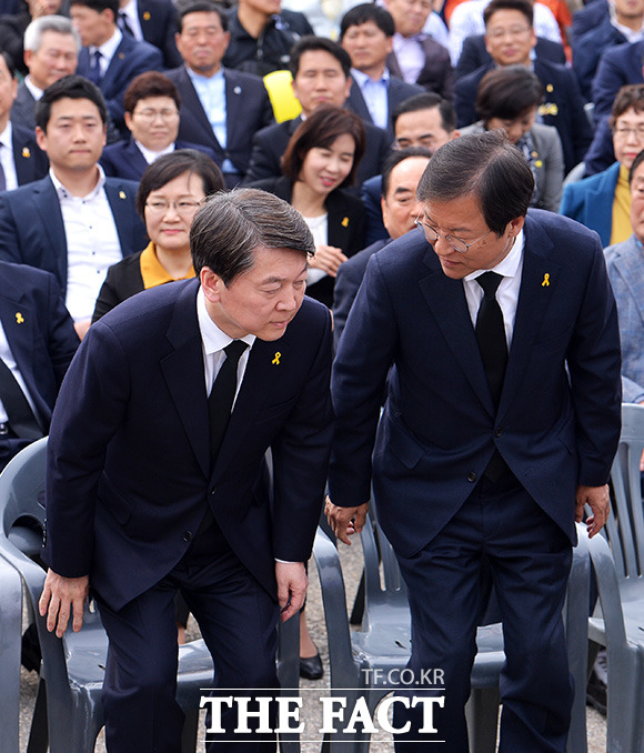 세월호 참사 3주기 기억식 참석한 안철수 대선후보(왼쪽)