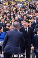 [TF사진관] '카리스마' 안철수, 문재인 향해 '지지 않는 눈빛'