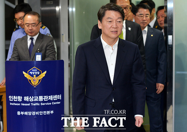 안철수 후보의 첫 선거운동 일정으로 방문한 인천 해상교통관제센터
