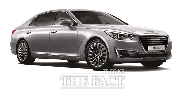현대자동차의 럭셔리 브랜드 제네시스가 상품성을 대폭 강화한 2017년형 EQ900를 출시했다고 17일 밝혔다. /제네시스 제공