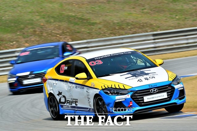 아반떼컵 마스터즈 레이스 개막전 우승을 차지한 슈퍼 드리프트 신윤재 선수.